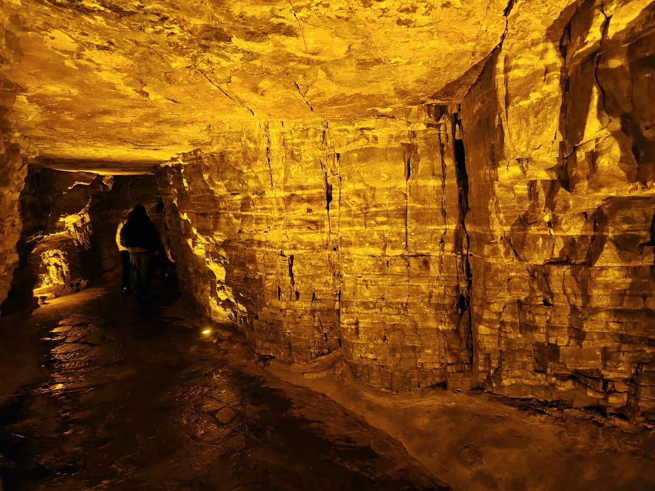 红石峡里的山洞